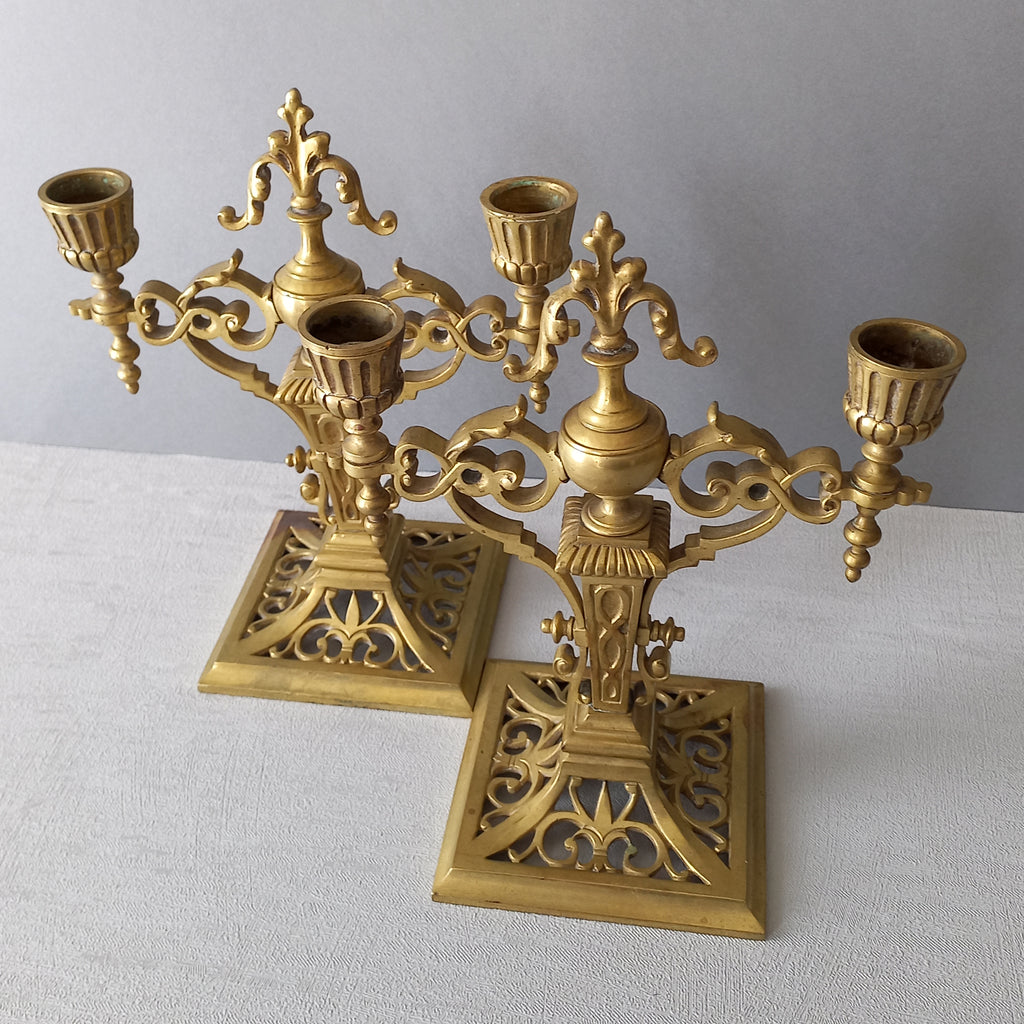 Paire de bougeoirs français antiques en laiton, candélabres décoratifs