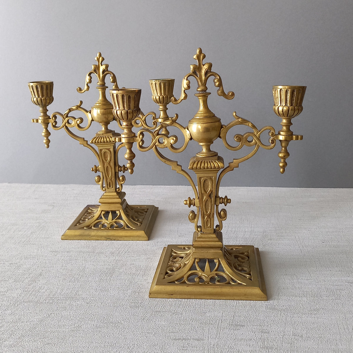 Paire de bougeoirs français antiques en laiton, candélabres décoratifs