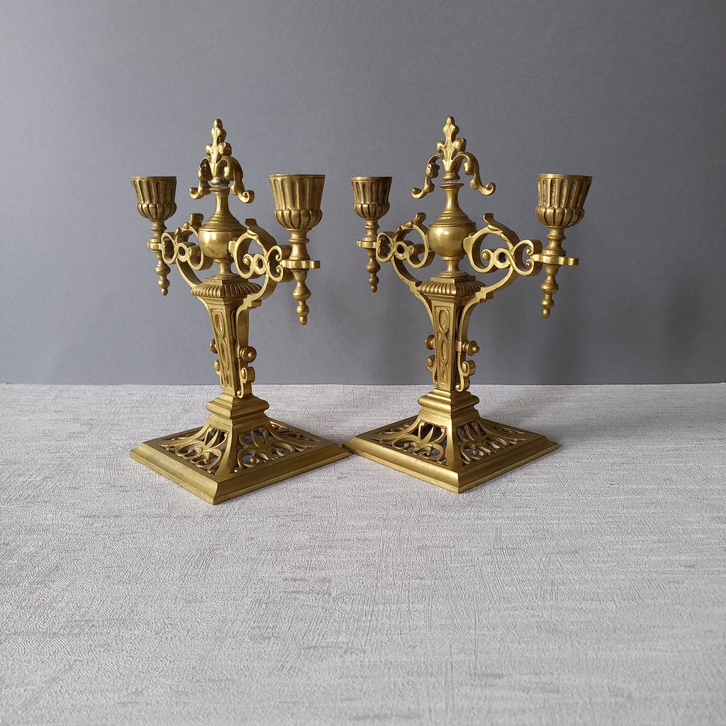 Paire de bougeoirs français antiques en laiton, candélabres décoratifs