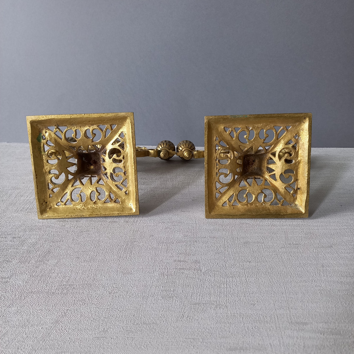 Paire de bougeoirs français antiques en laiton, candélabres décoratifs