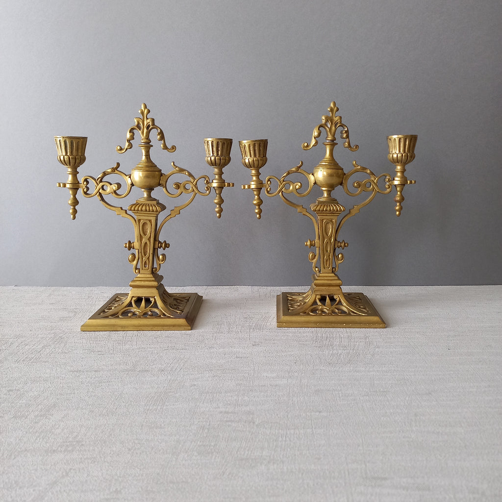 Paire de bougeoirs français antiques en laiton, candélabres décoratifs