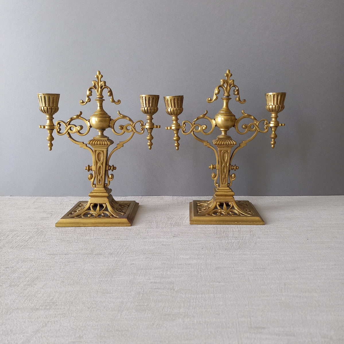 Paire de bougeoirs français antiques en laiton, candélabres décoratifs