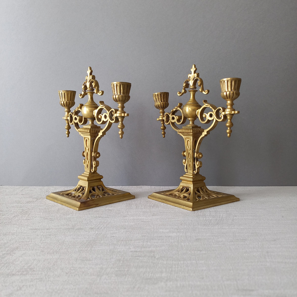 Paire de bougeoirs français antiques en laiton, candélabres décoratifs