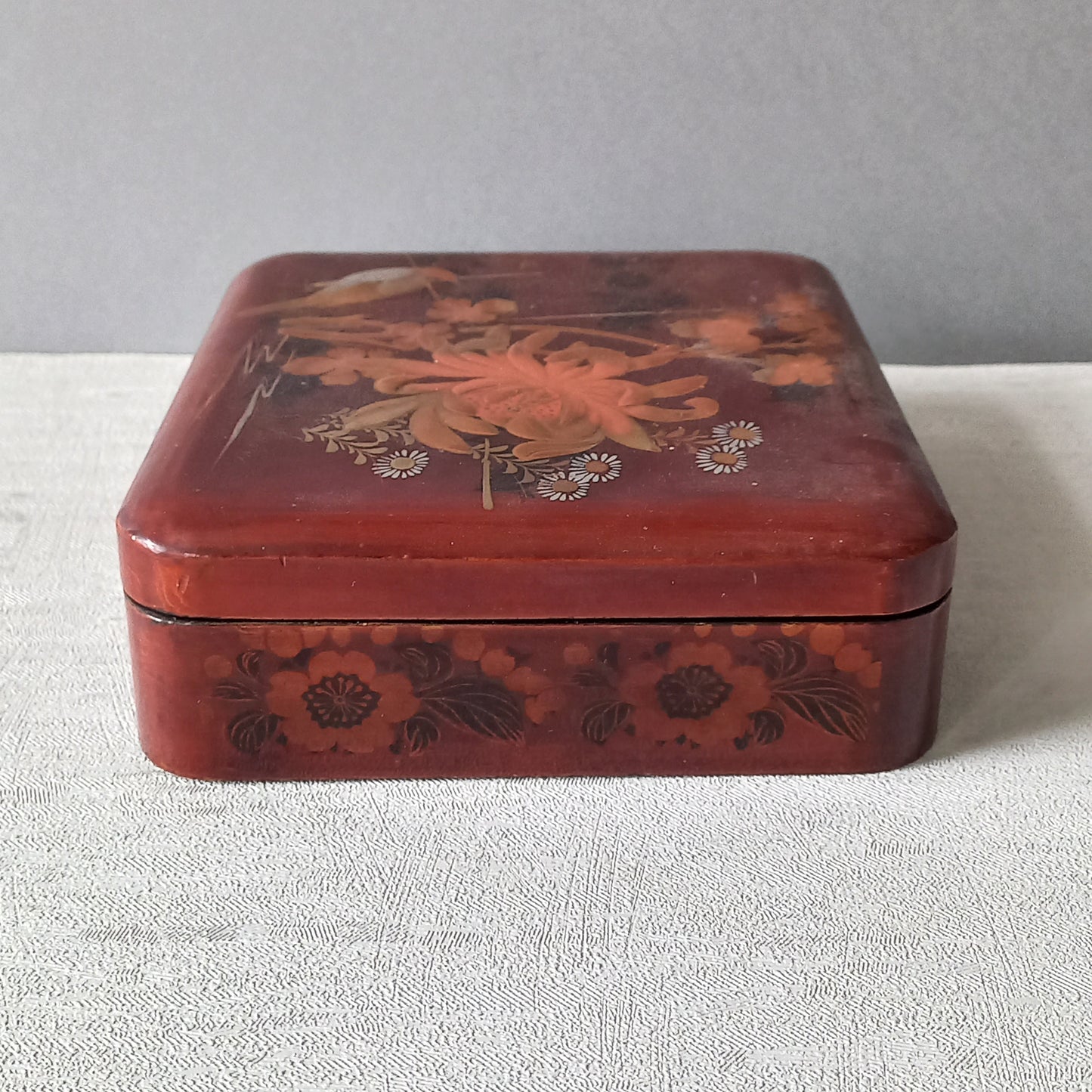 Vintage lacquered oriental decorative box