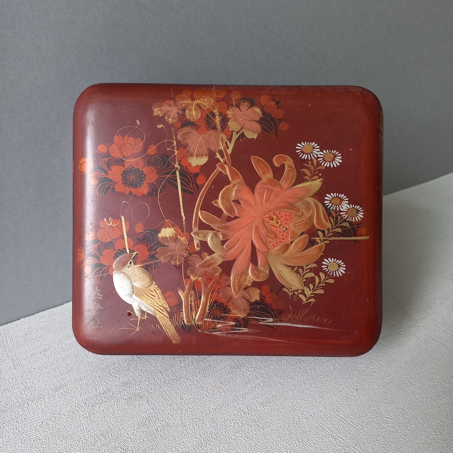 Vintage lacquered oriental decorative box