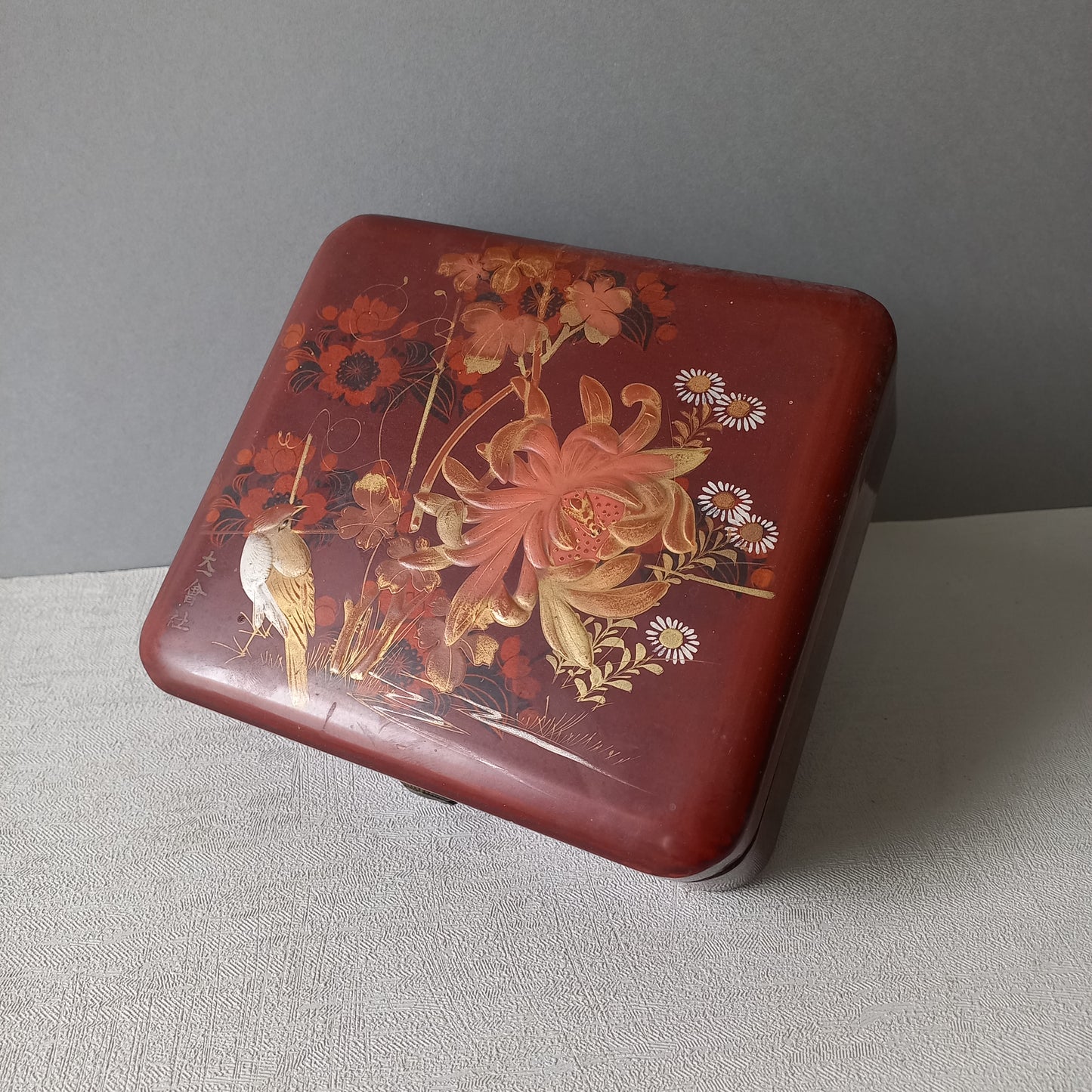 Vintage lacquered oriental decorative box