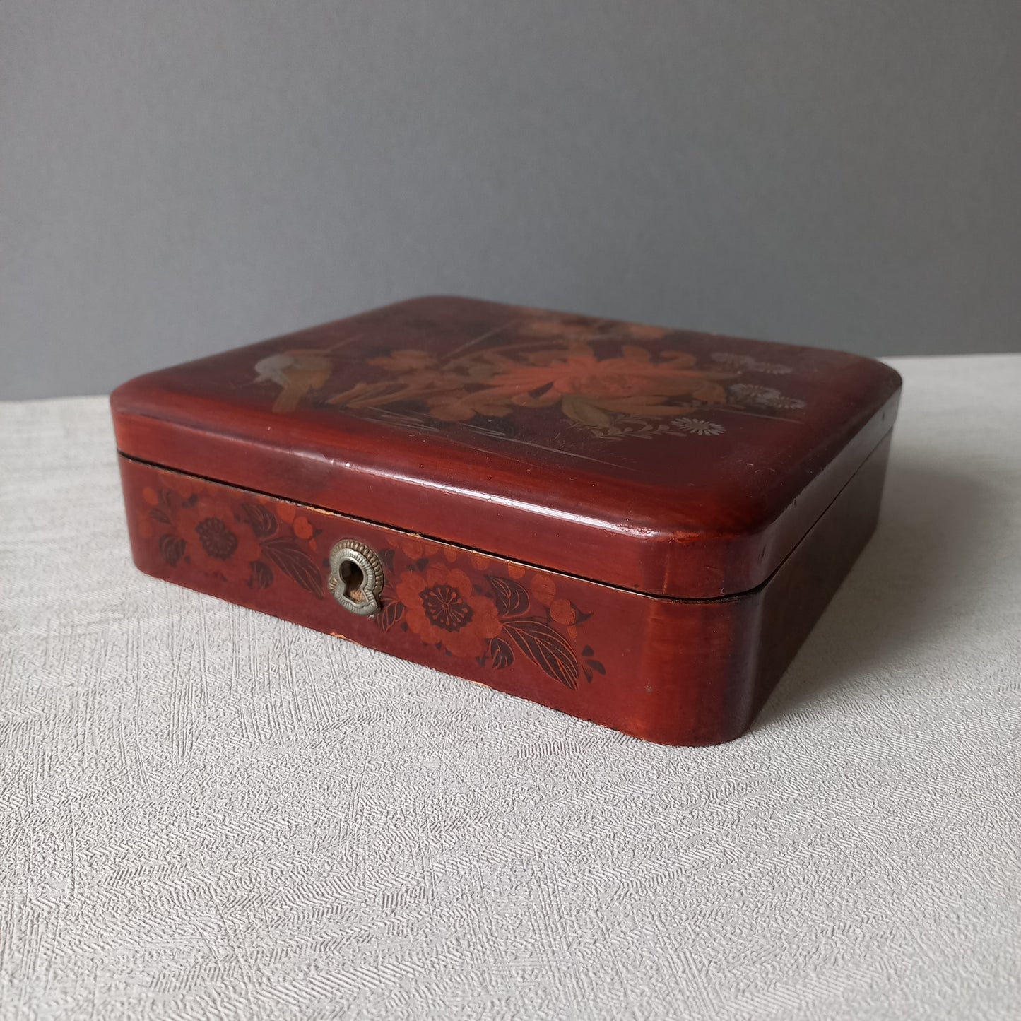 Vintage lacquered oriental decorative box