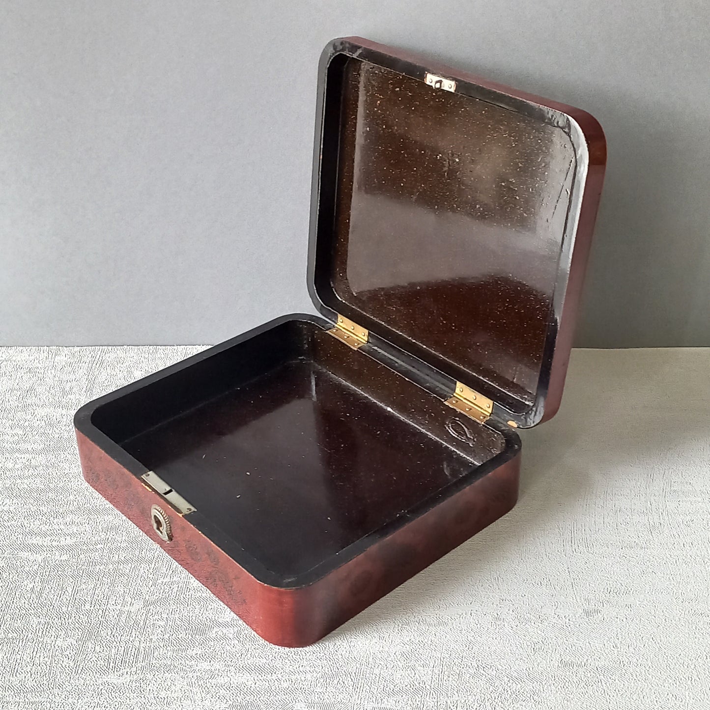 Vintage lacquered oriental decorative box