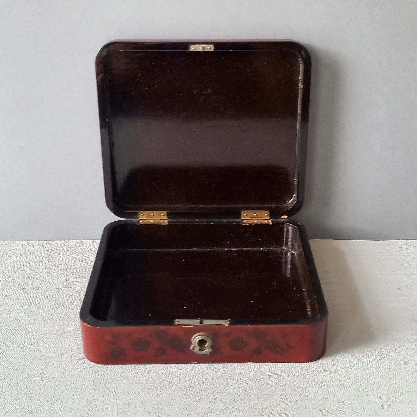 Vintage lacquered oriental decorative box