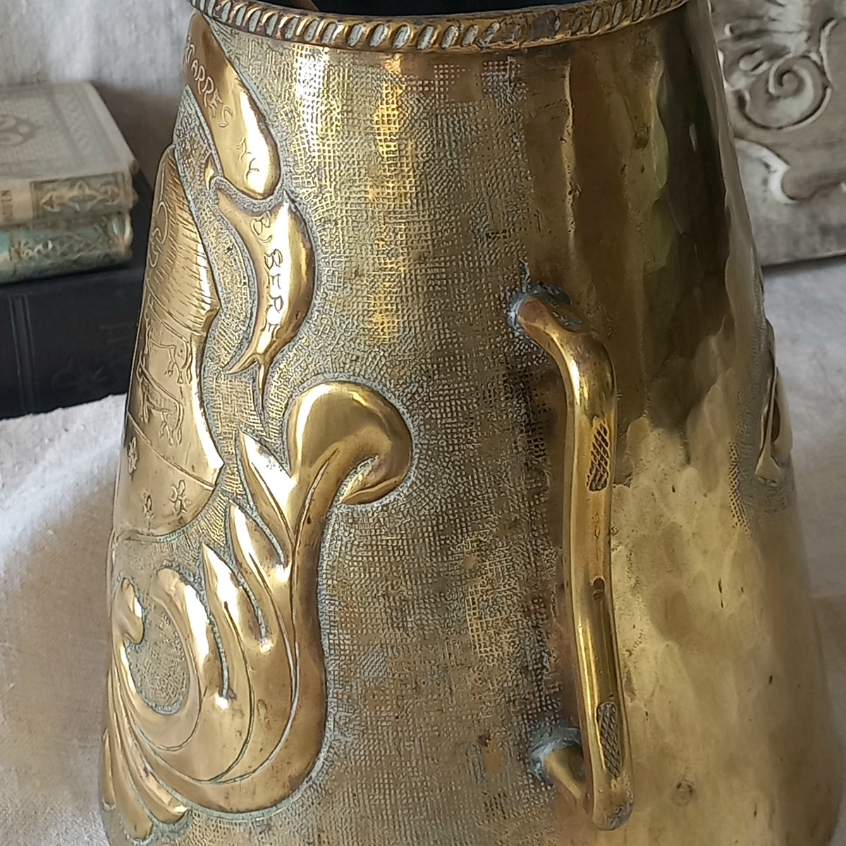 Vase décoratif ancien en laiton avec anses, articles en laiton vintage