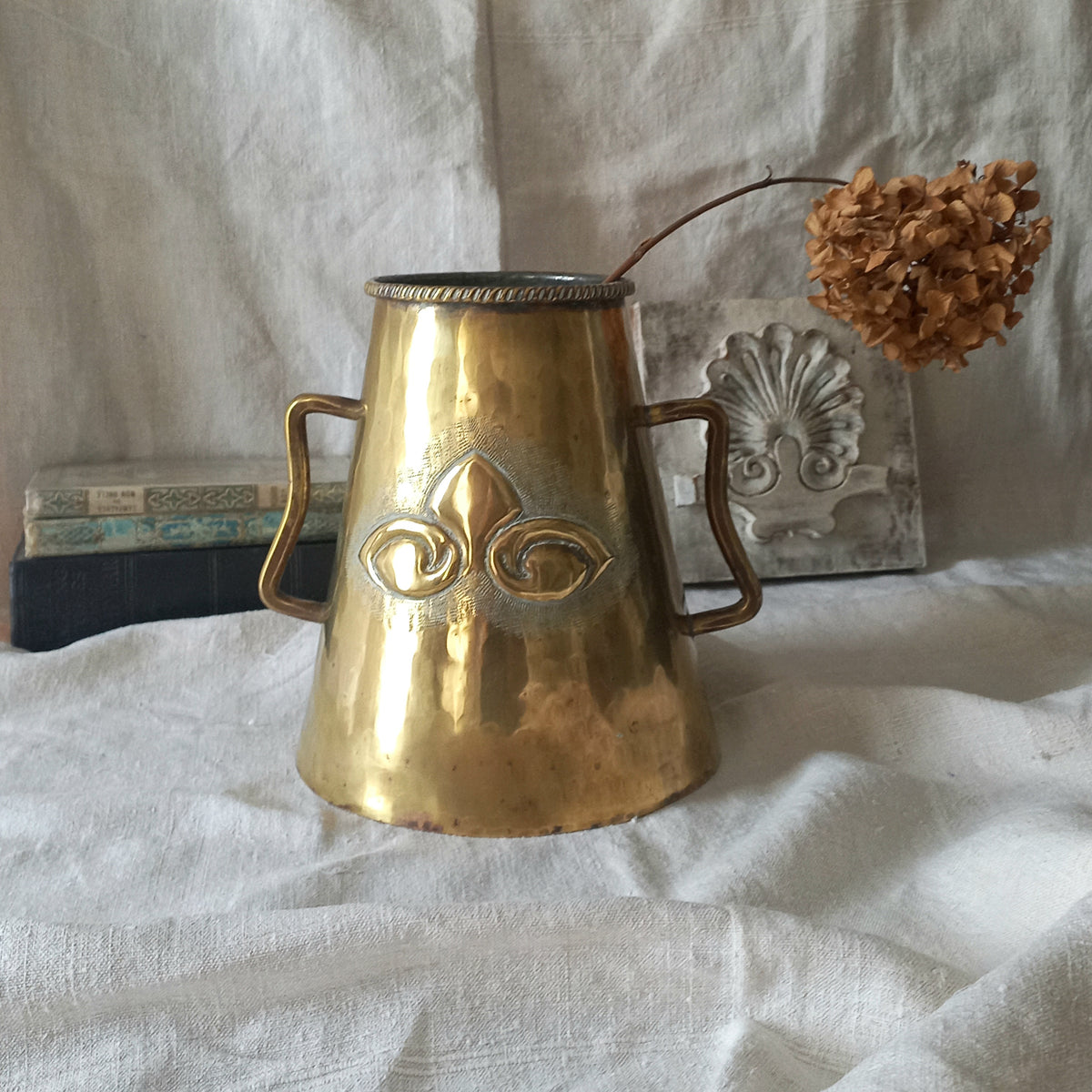 Vase décoratif ancien en laiton avec anses, articles en laiton vintage