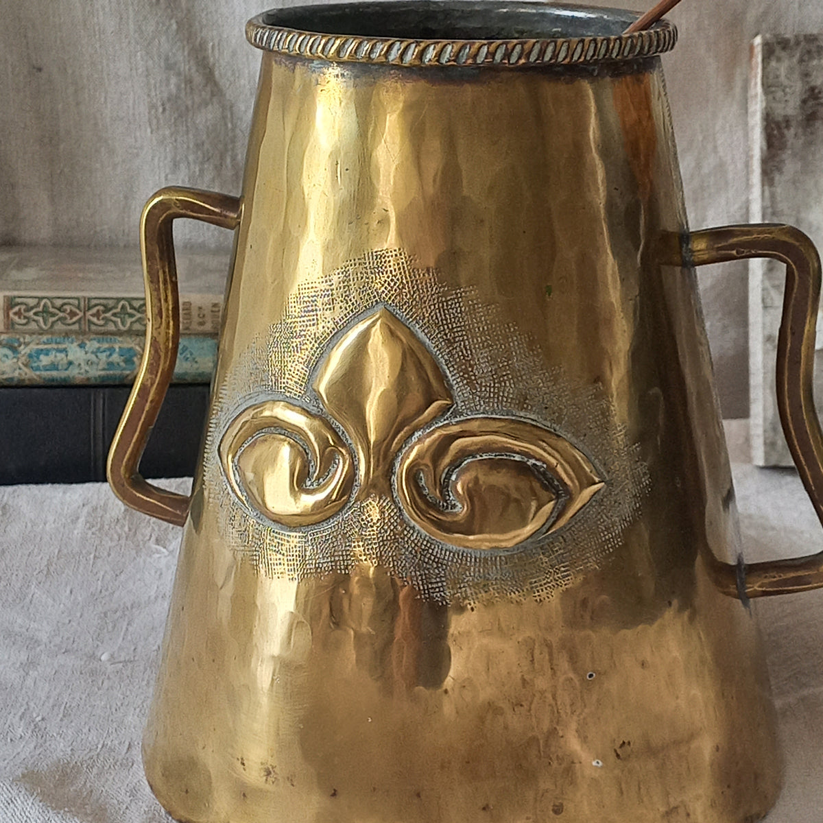 Vase décoratif ancien en laiton avec anses, articles en laiton vintage