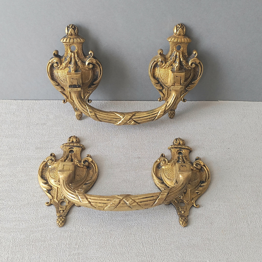 A pair of stunning French antique bronze drawer handles, elegant and decorative pieces to add the finishing touches to your drawers.