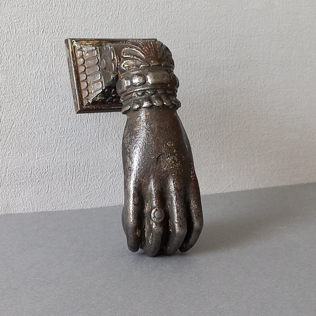 Heurtoir de porte ancien français en fonte, heurtoir de porte en forme de main de femme 