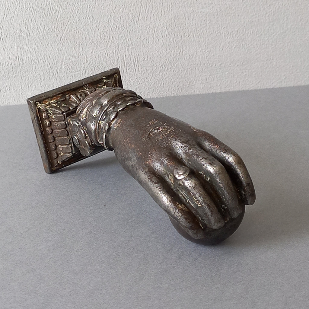 Heurtoir de porte ancien français en fonte, heurtoir de porte en forme de main de femme 