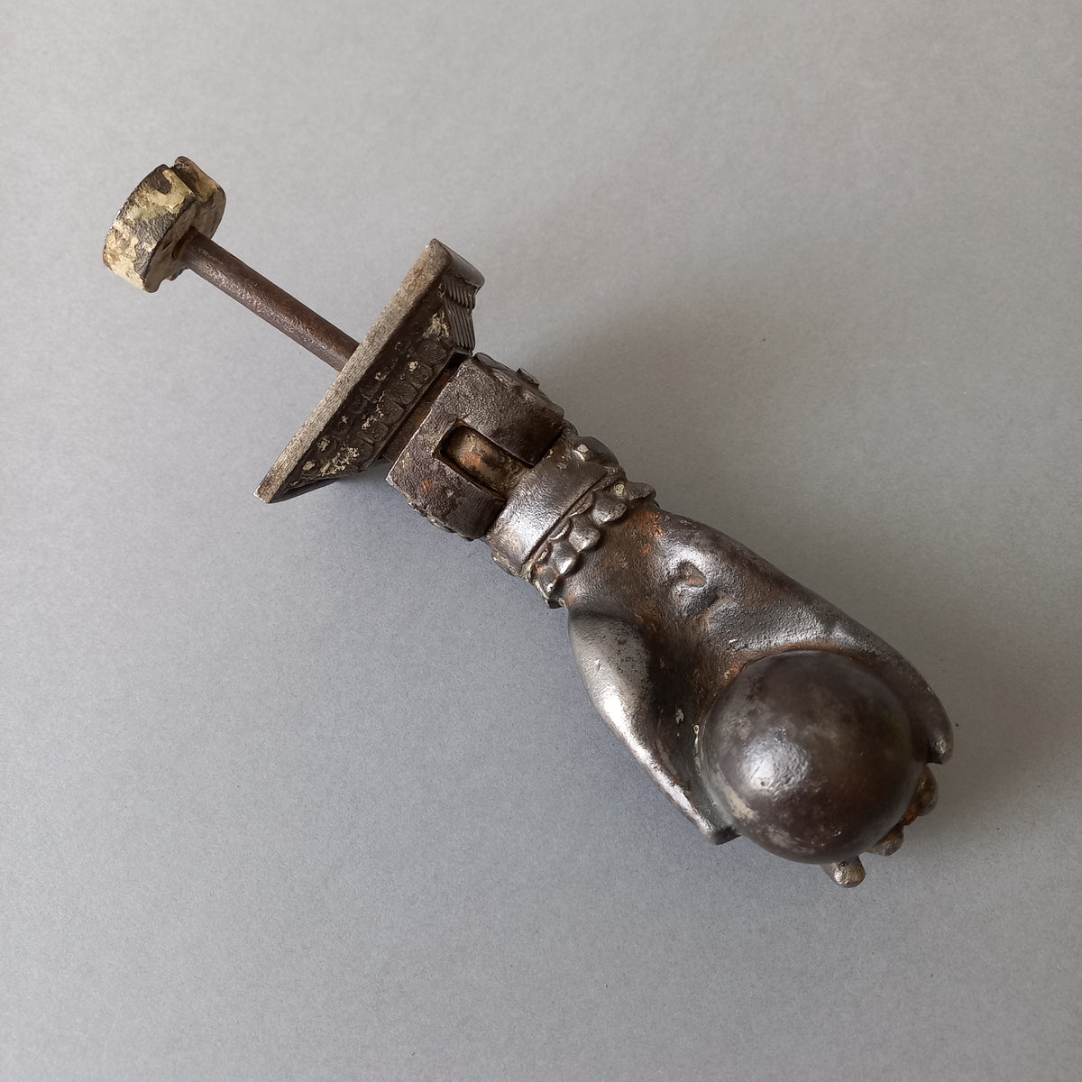 Heurtoir de porte ancien français en fonte, heurtoir de porte en forme de main de femme 