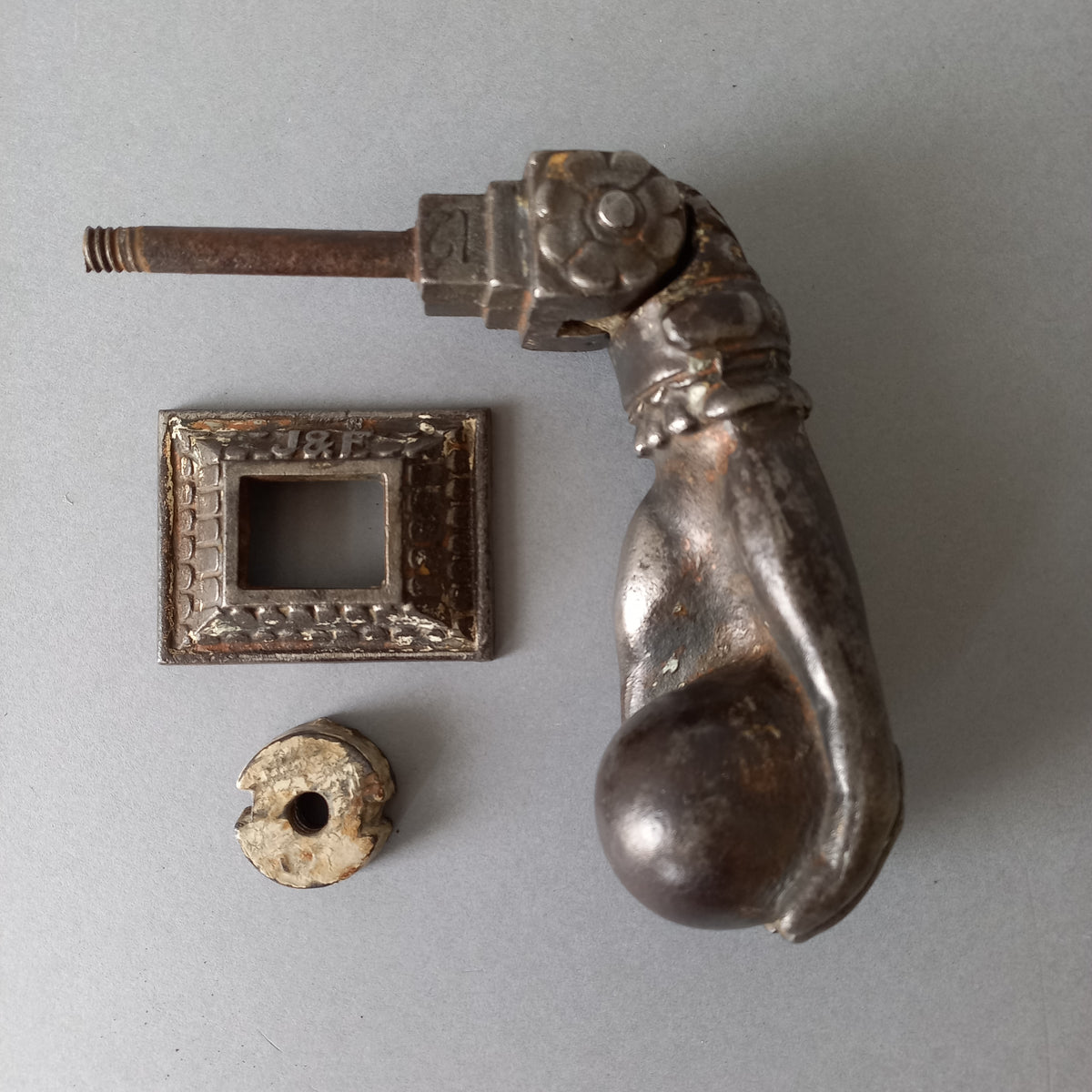 Heurtoir de porte ancien français en fonte, heurtoir de porte en forme de main de femme 