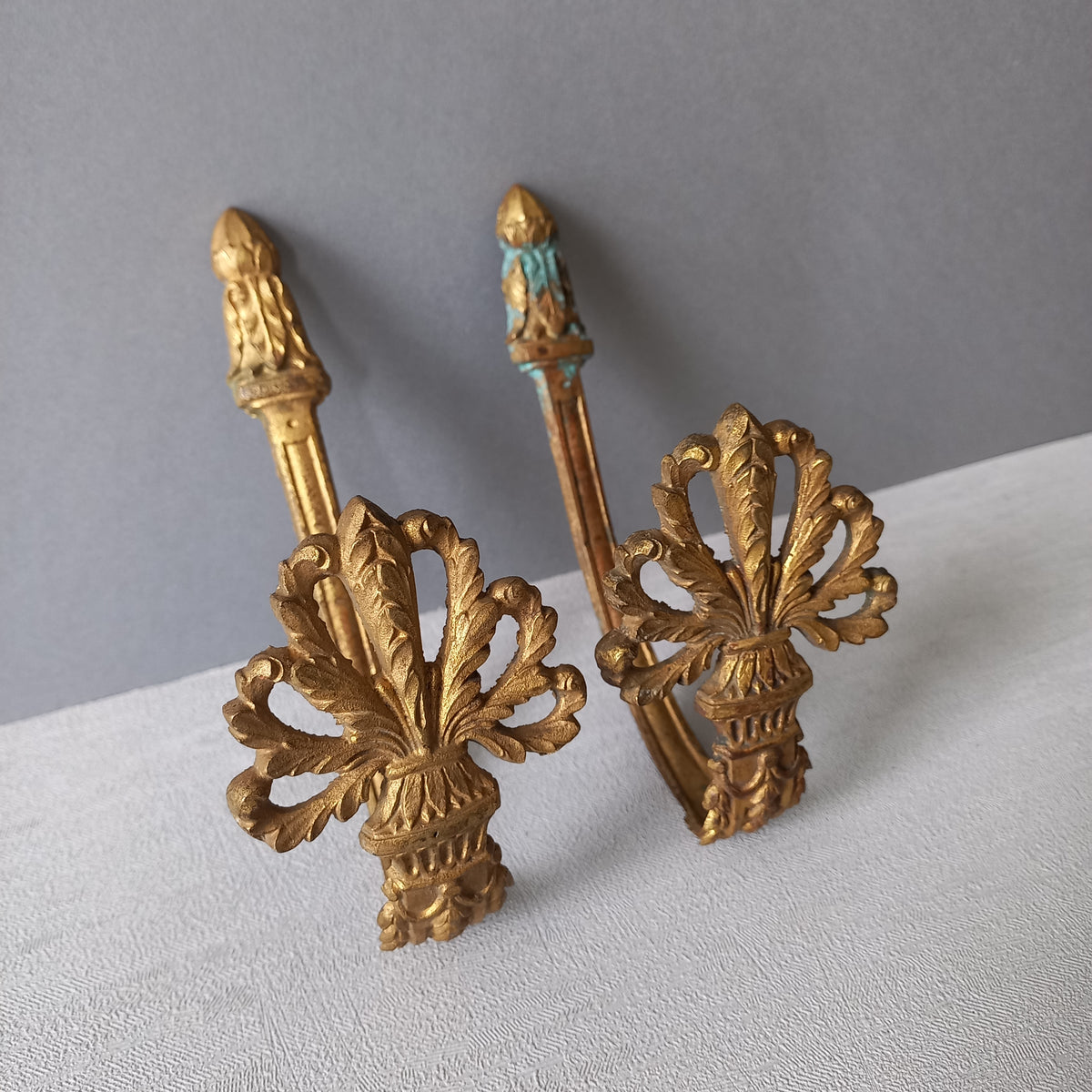 Embrasses ou embrasses de rideaux décoratives anciennes françaises en laiton, bronze