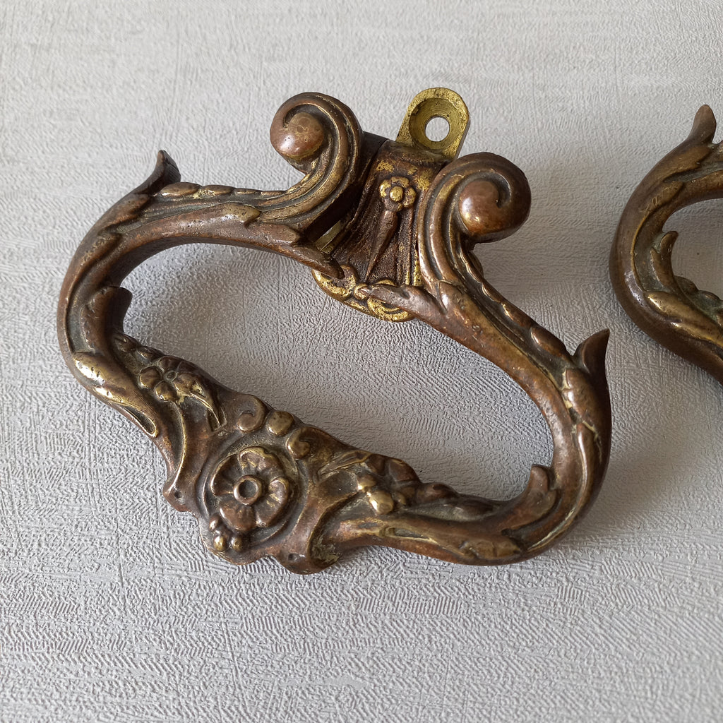 A stunning pair of French antique highly decorative bronze/brass drawer handles that have the maker's numbers to the rear, and are heavy, quality pieces that will be the wonderful finishing touch to a piece of furniture.