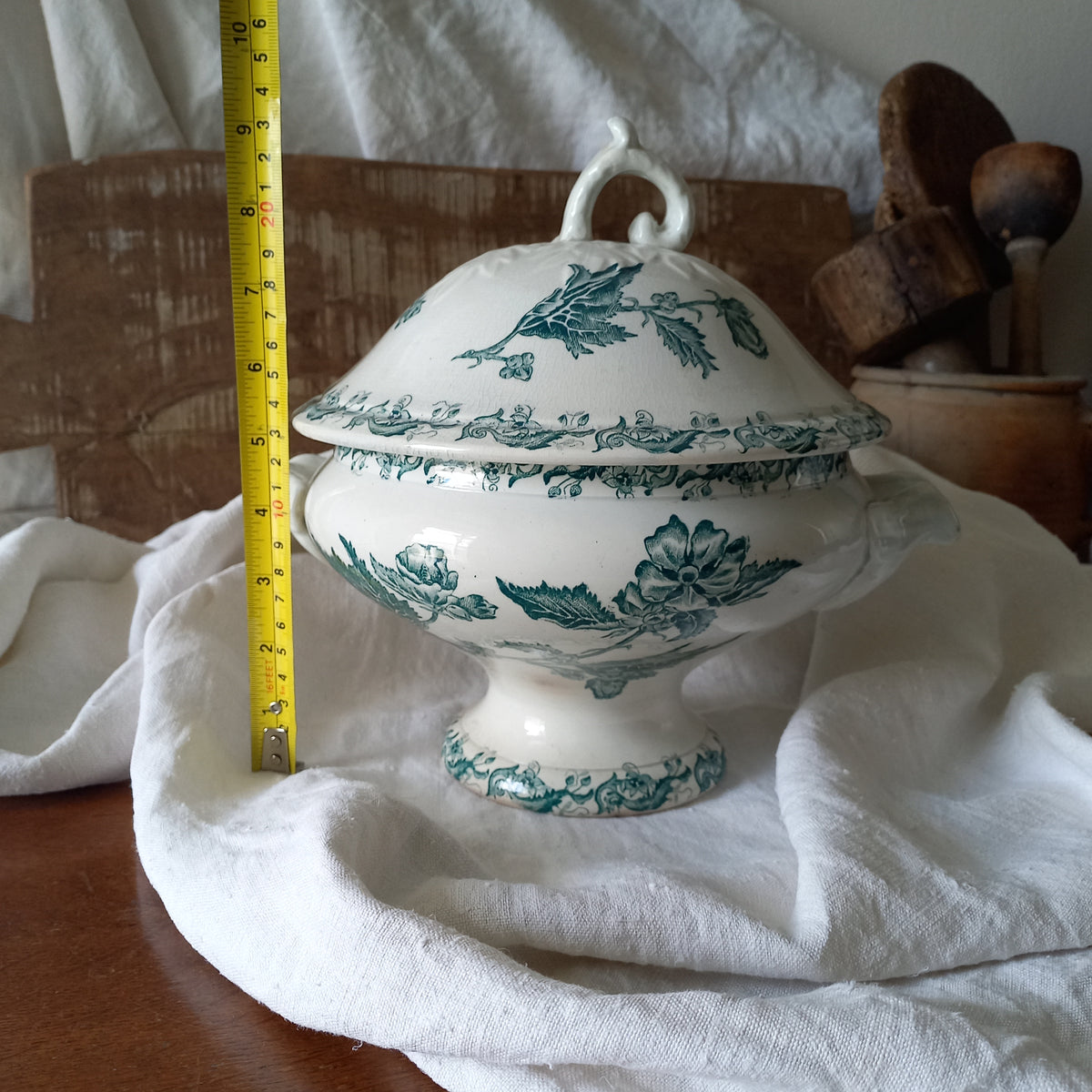 A small-sized antique ironstone soup tureen by French manufacturer, St. Amand. This tureen is adorned with a beautiful teal coloured floral transferware pattern and has a splendid little handle on the lid. In summary, an elegant piece with just enough patina of age to give it character.