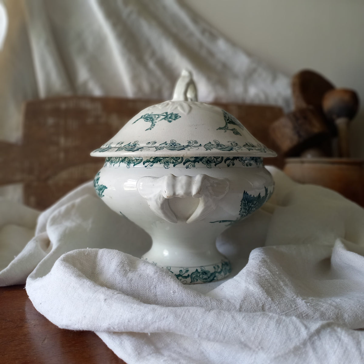 A small-sized antique ironstone soup tureen by French manufacturer, St. Amand. This tureen is adorned with a beautiful teal coloured floral transferware pattern and has a splendid little handle on the lid. In summary, an elegant piece with just enough patina of age to give it character.