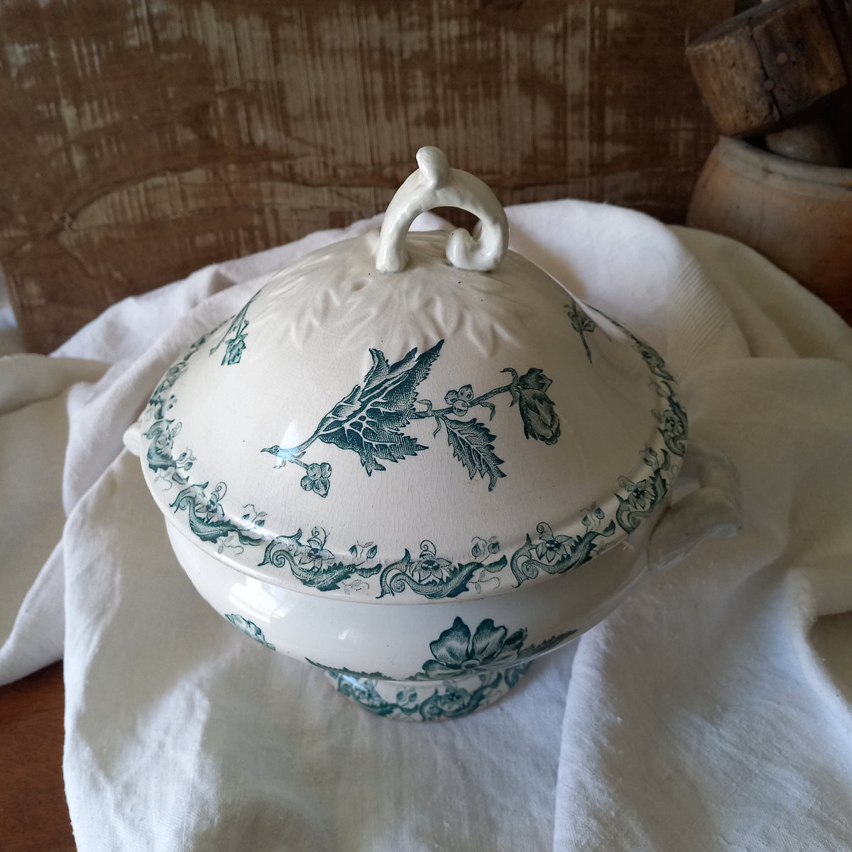A small-sized antique ironstone soup tureen by French manufacturer, St. Amand. This tureen is adorned with a beautiful teal coloured floral transferware pattern and has a splendid little handle on the lid. In summary, an elegant piece with just enough patina of age to give it character.