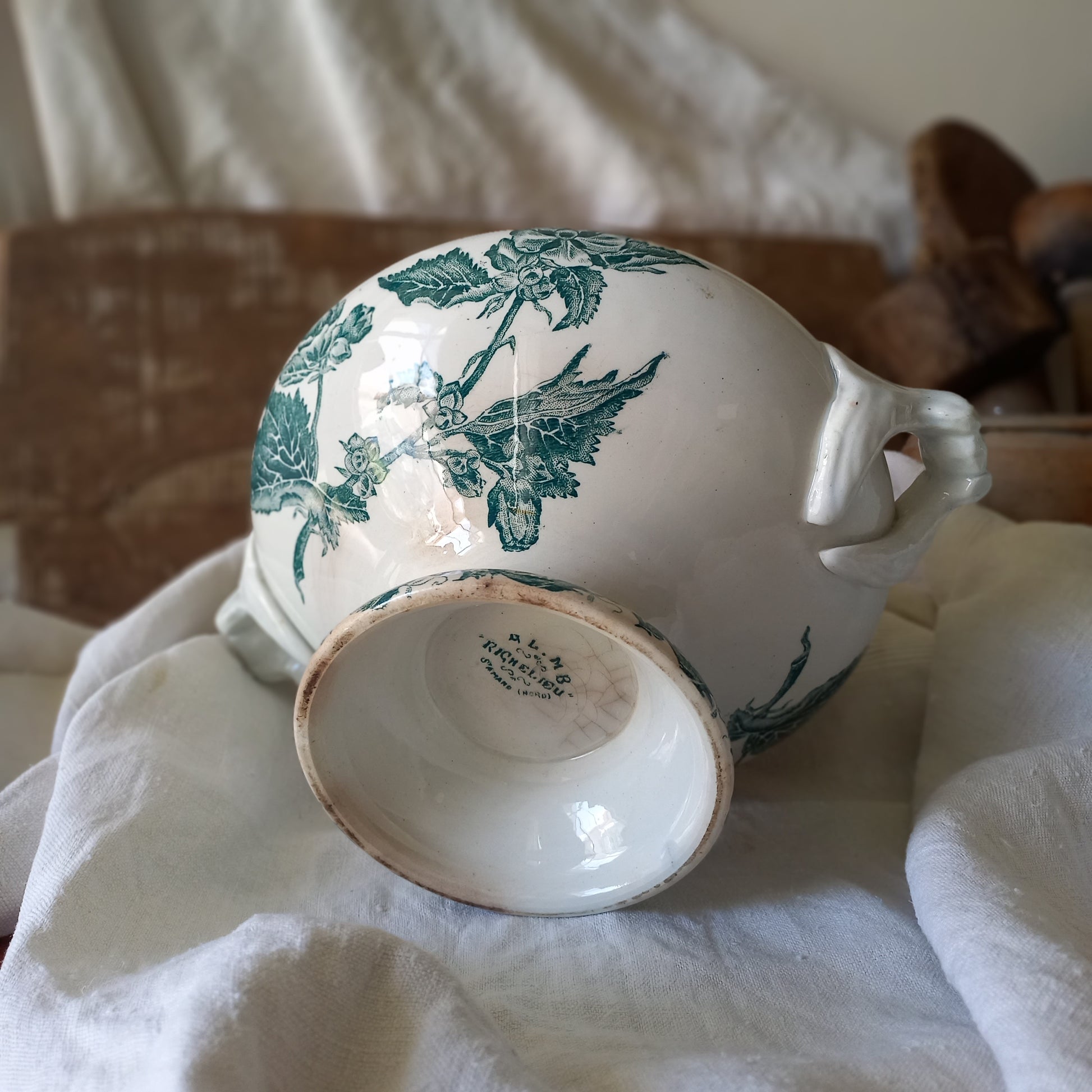 A small-sized antique ironstone soup tureen by French manufacturer, St. Amand. This tureen is adorned with a beautiful teal coloured floral transferware pattern and has a splendid little handle on the lid. In summary, an elegant piece with just enough patina of age to give it character.