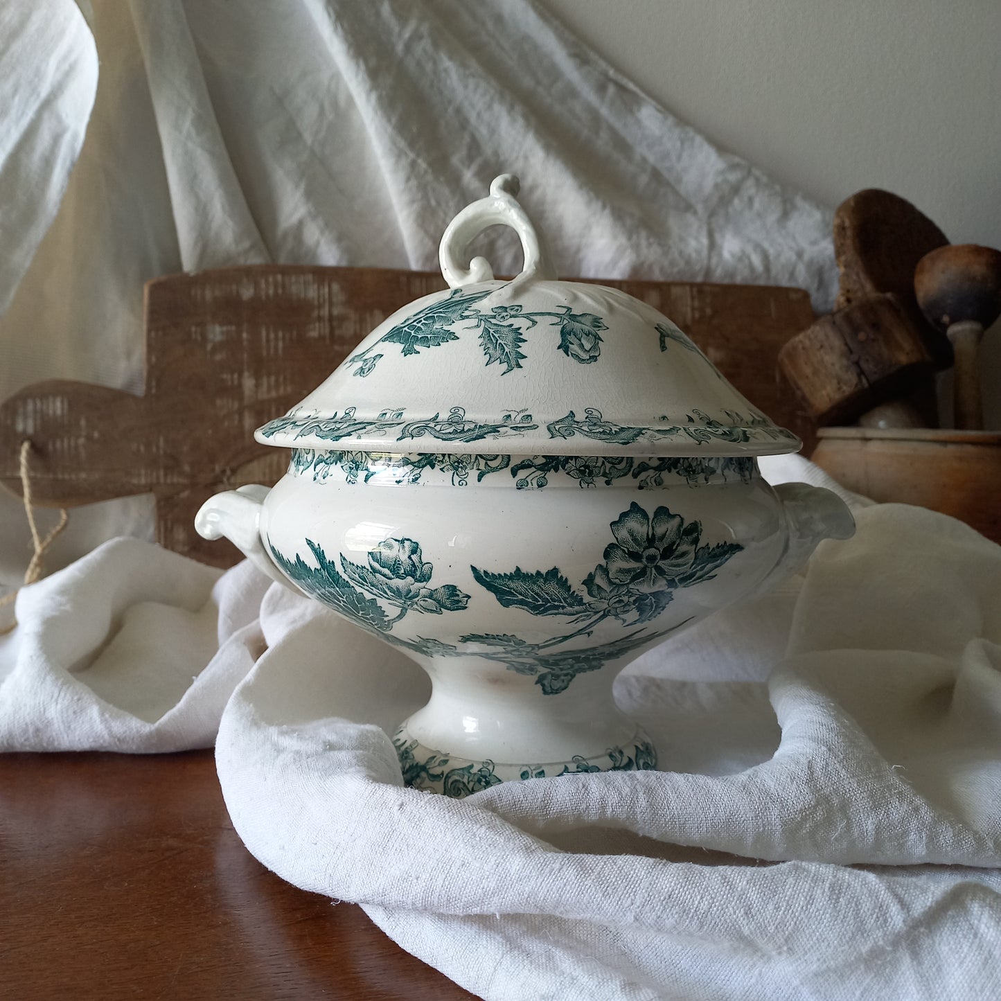 A small-sized antique ironstone soup tureen by French manufacturer, St. Amand. This tureen is adorned with a beautiful teal coloured floral transferware pattern and has a splendid little handle on the lid. In summary, an elegant piece with just enough patina of age to give it character.