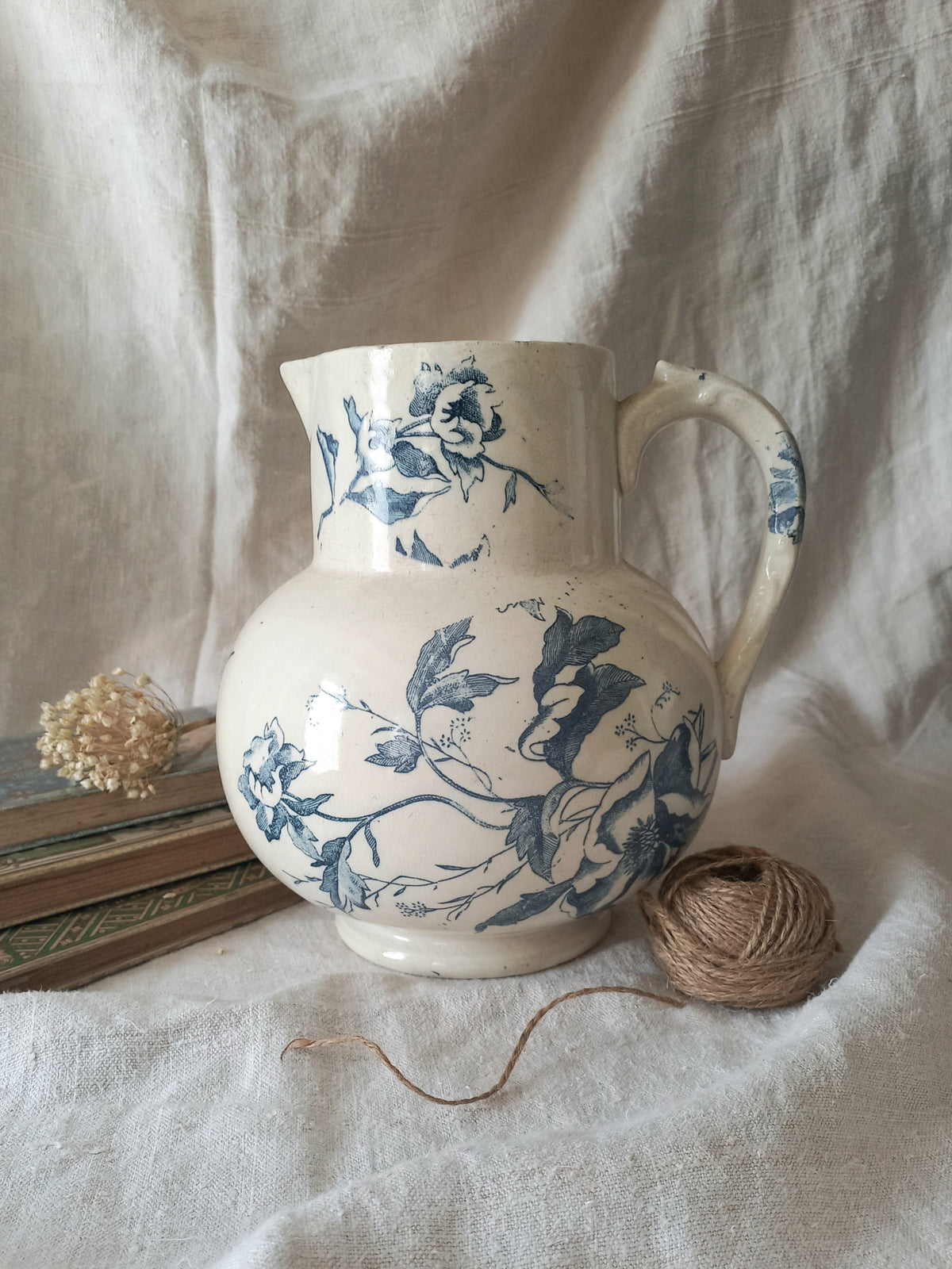 Pichet en faïence blanche ancienne française à motif floral bleu 