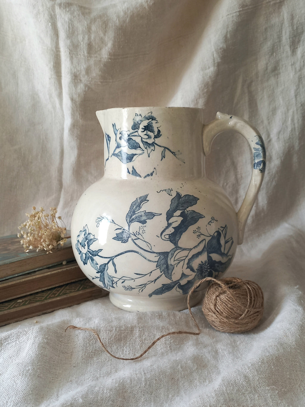 Pichet en faïence blanche ancienne française à motif floral bleu 