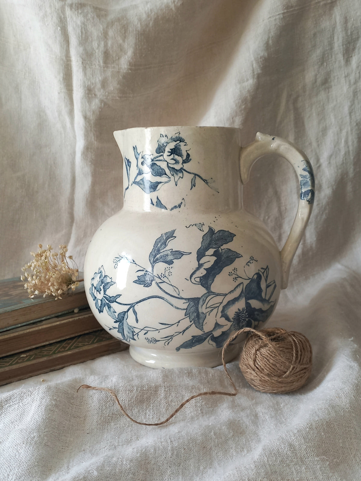Pichet en faïence blanche ancienne française à motif floral bleu 
