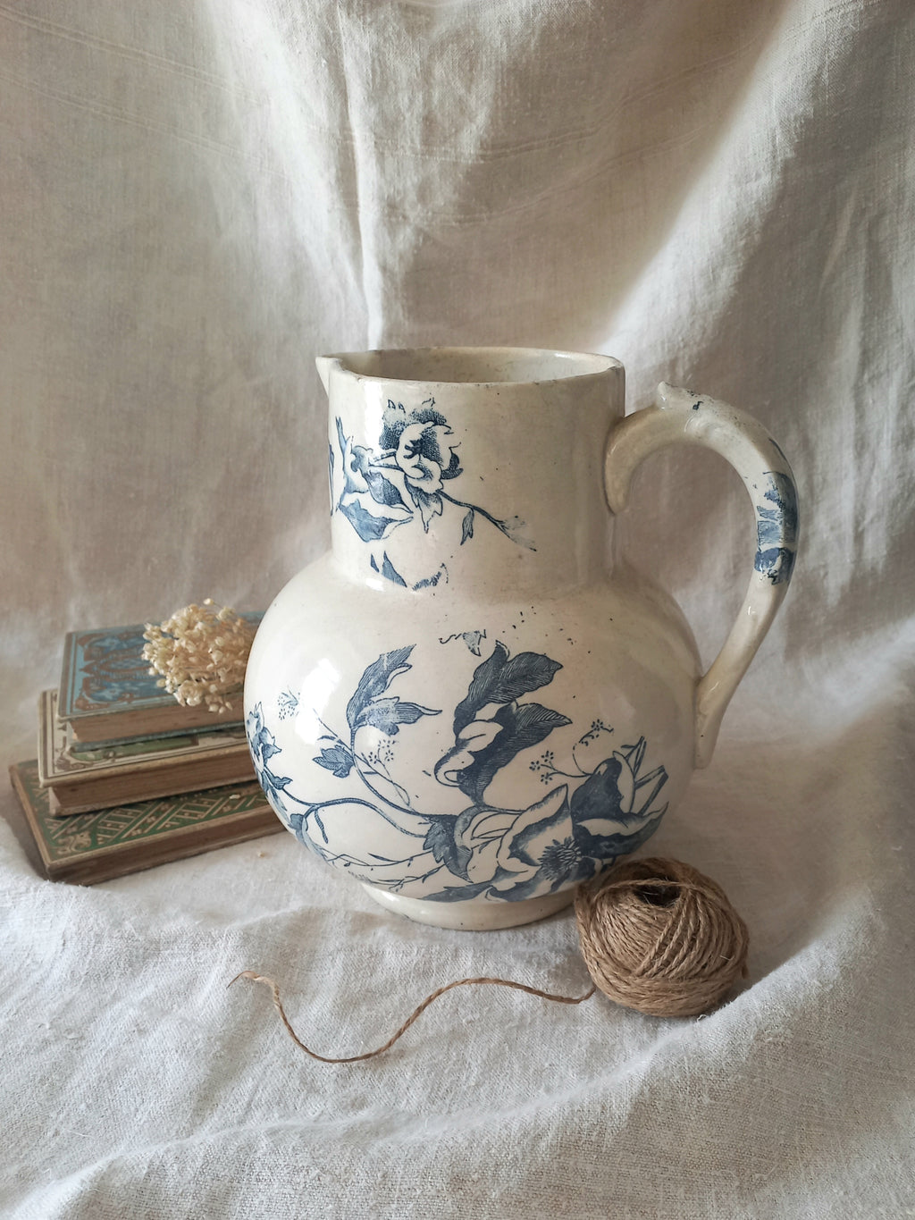 Pichet en faïence blanche ancienne française à motif floral bleu 