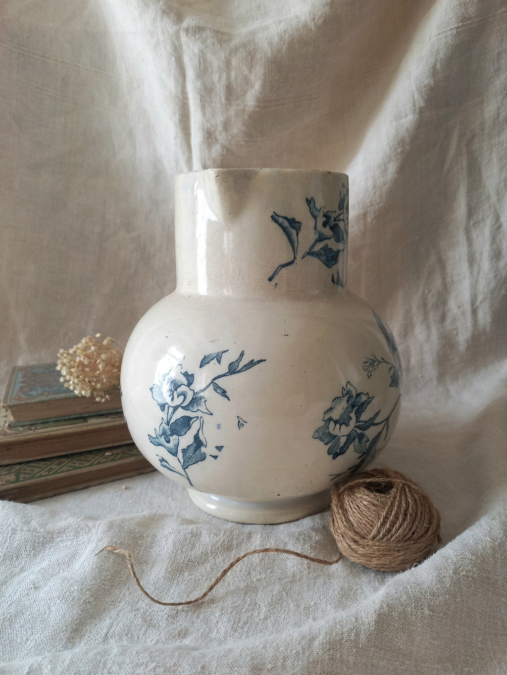 Pichet en faïence blanche ancienne française à motif floral bleu 