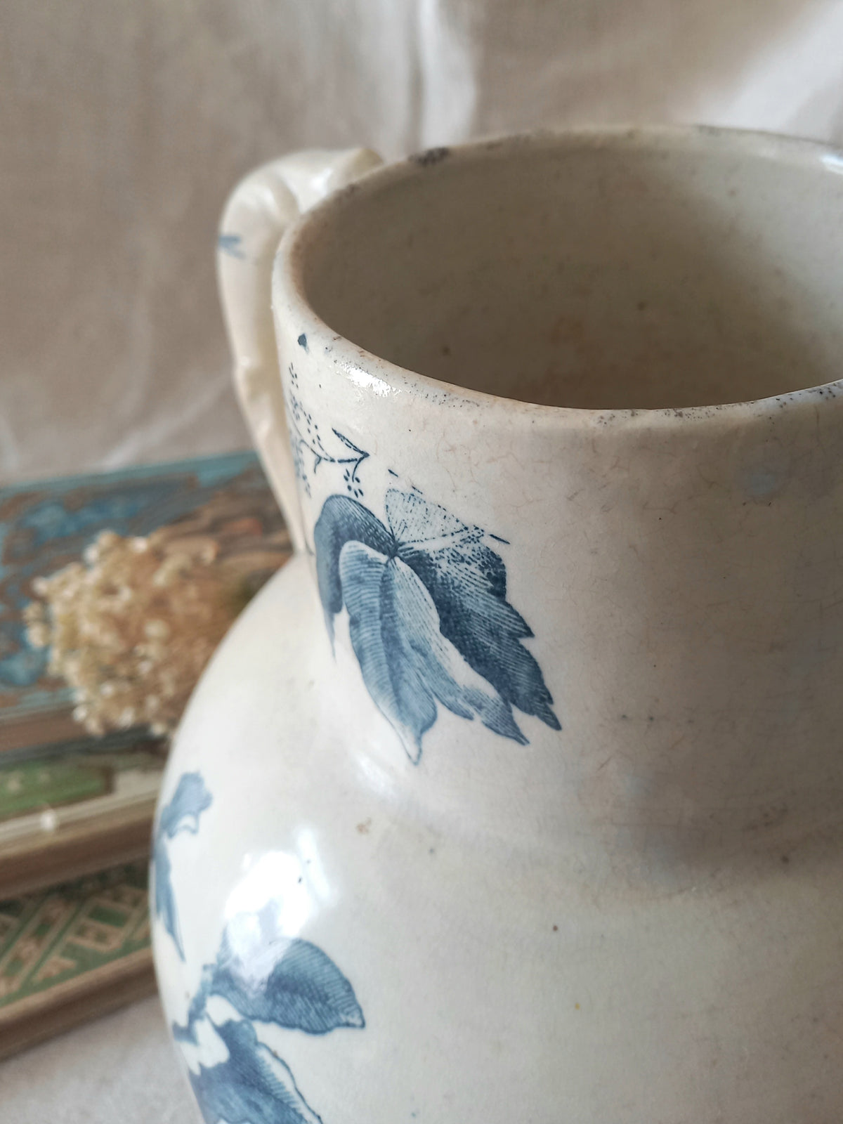 Pichet en faïence blanche ancienne française à motif floral bleu 