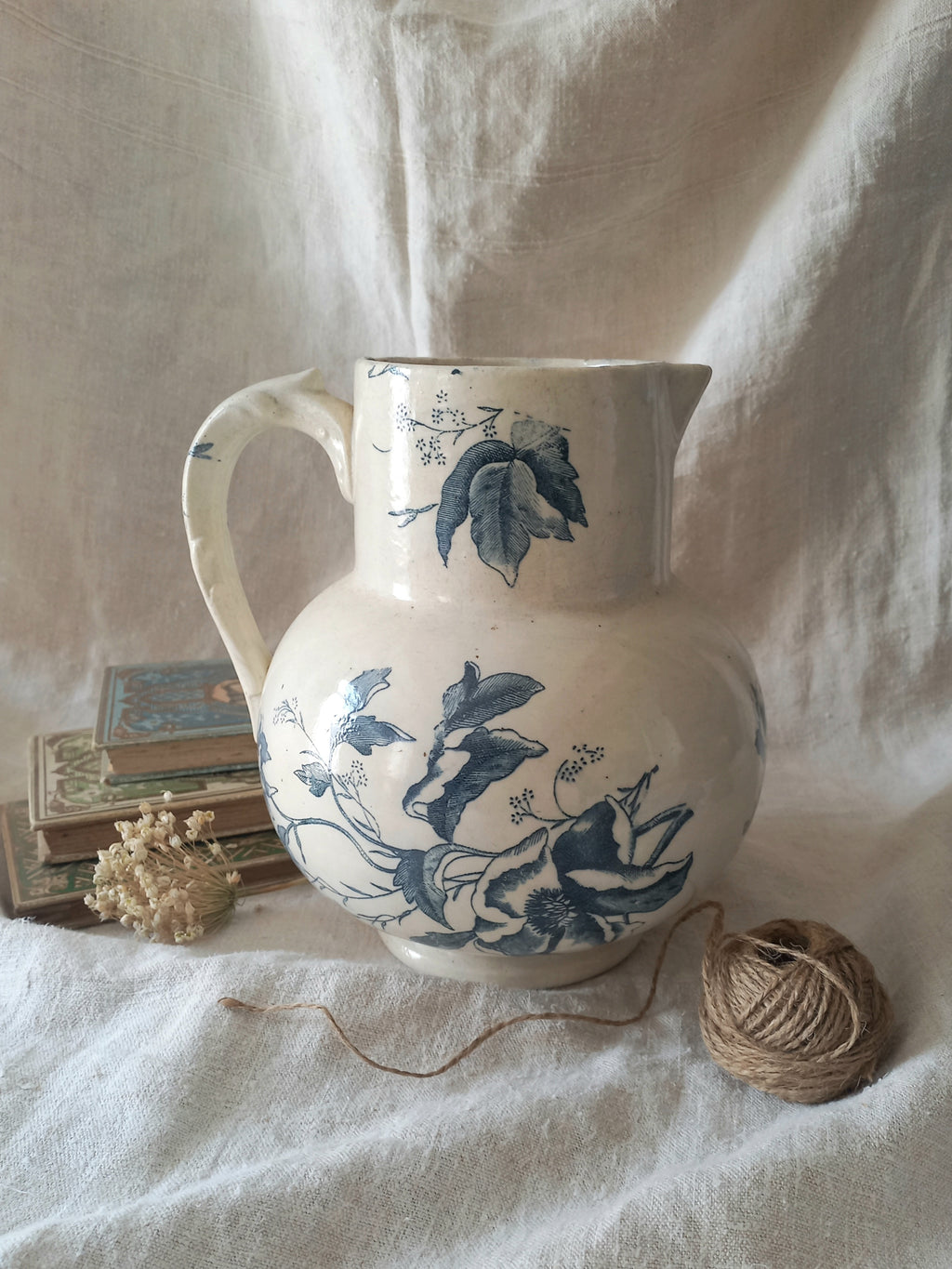 Pichet en faïence blanche ancienne française à motif floral bleu 