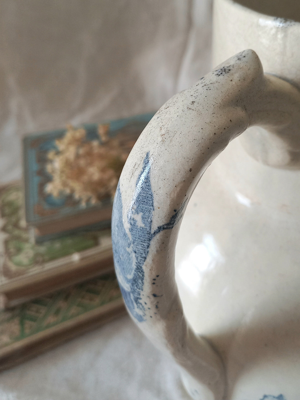 Pichet en faïence blanche ancienne française à motif floral bleu 
