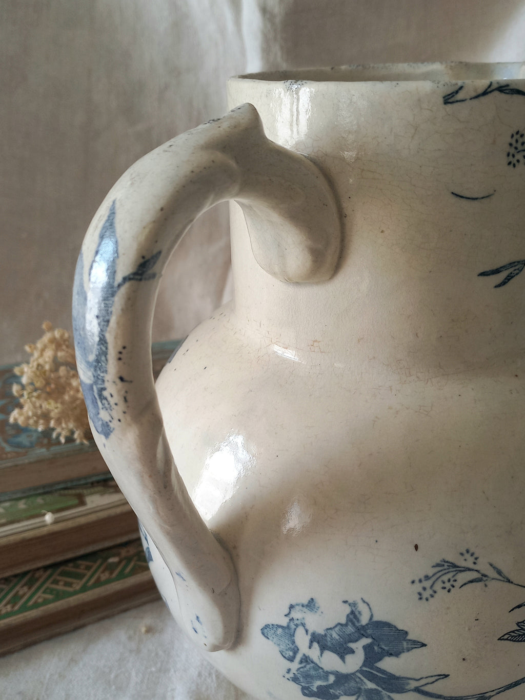 Pichet en faïence blanche ancienne française à motif floral bleu 