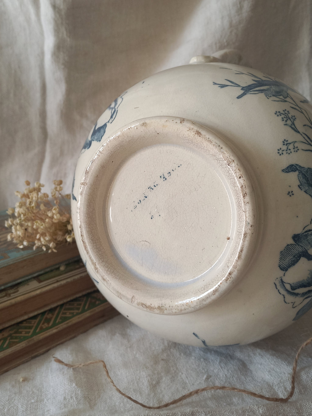 Pichet en faïence blanche ancienne française à motif floral bleu 