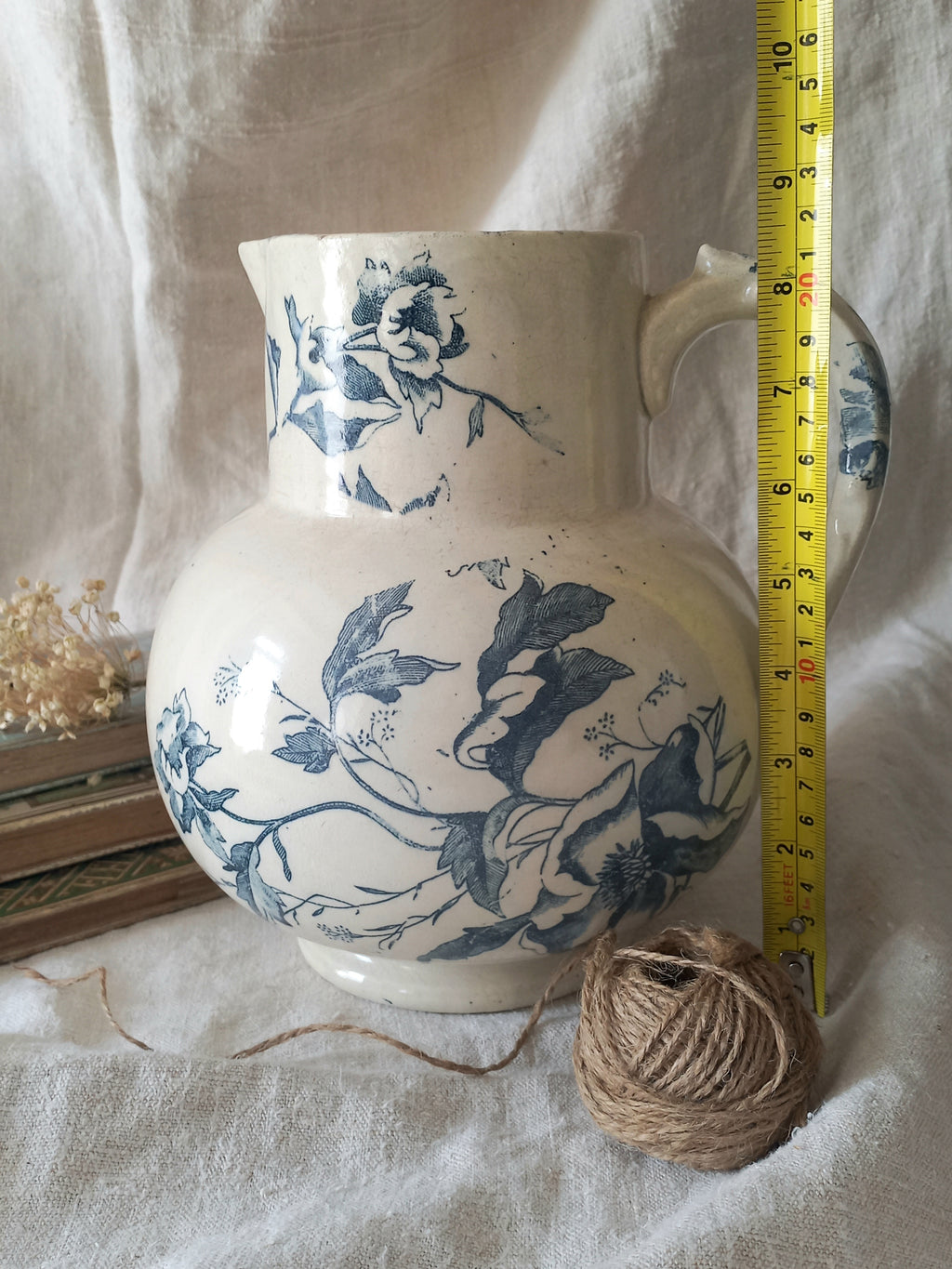 Pichet en faïence blanche ancienne française à motif floral bleu 