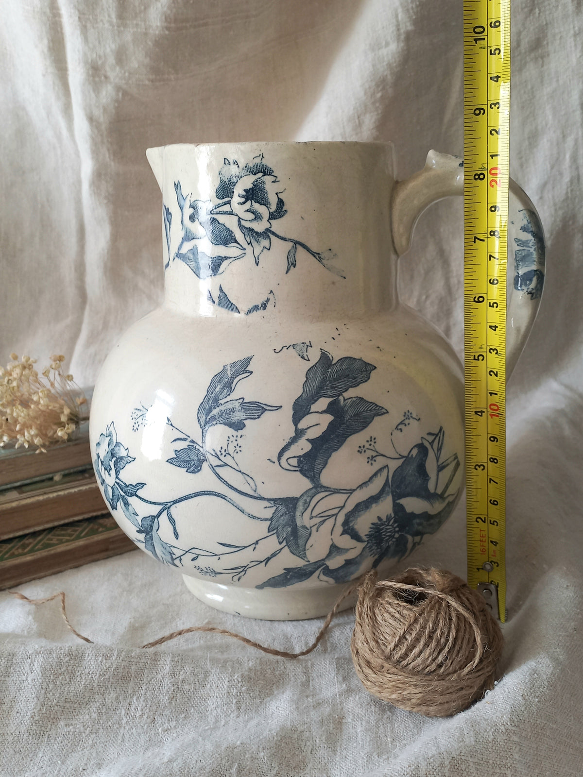 Pichet en faïence blanche ancienne française à motif floral bleu 
