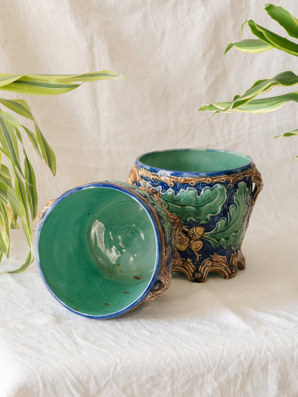 Paire de jardinières anciennes françaises en faïence, grands pots décoratifs bleus et verts