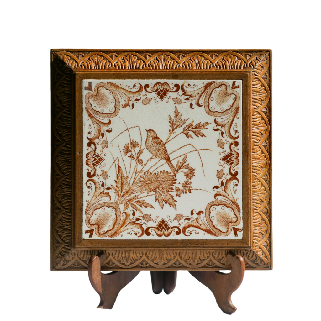 Dessous-de-plat décoratif ancien en céramique avec oiseau et cadre en bois sculpté