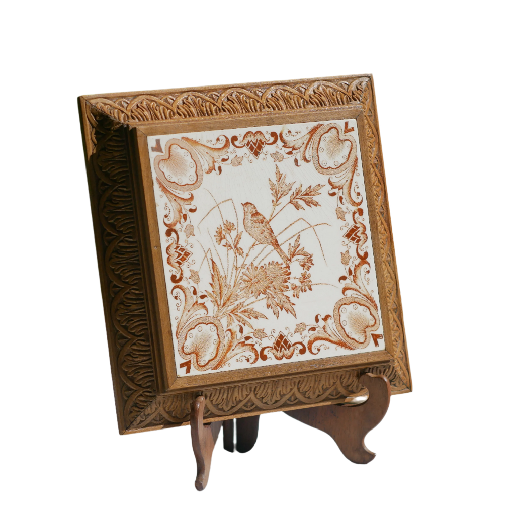Dessous-de-plat décoratif ancien en céramique avec oiseau et cadre en bois sculpté