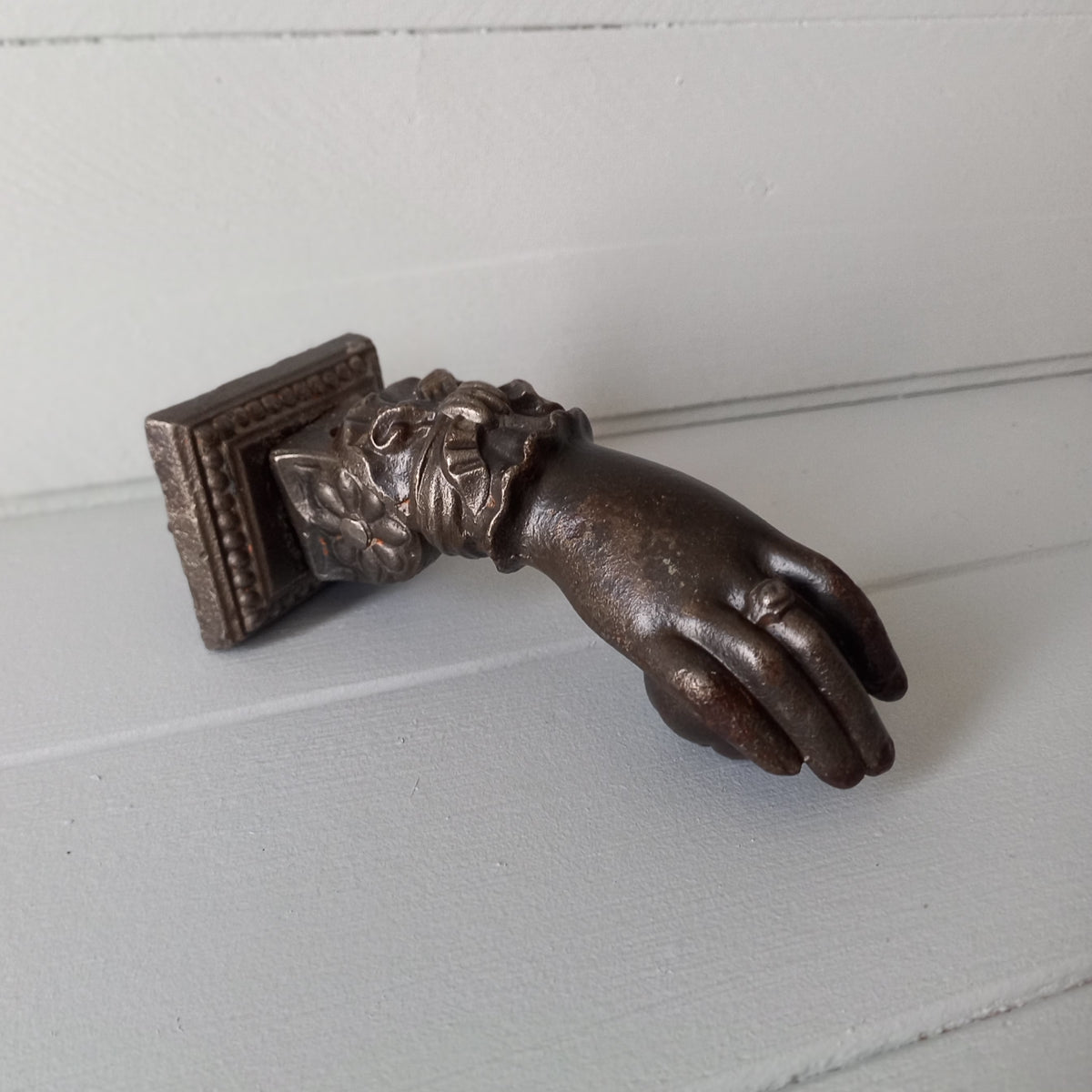 Heurtoir de porte antique français en forme de main de femme en fonte décorative