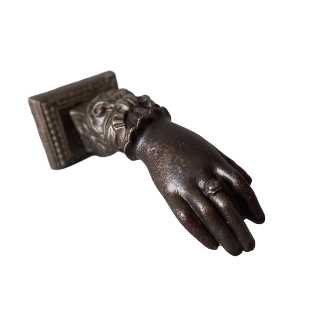 Heurtoir de porte antique français en forme de main de femme en fonte décorative