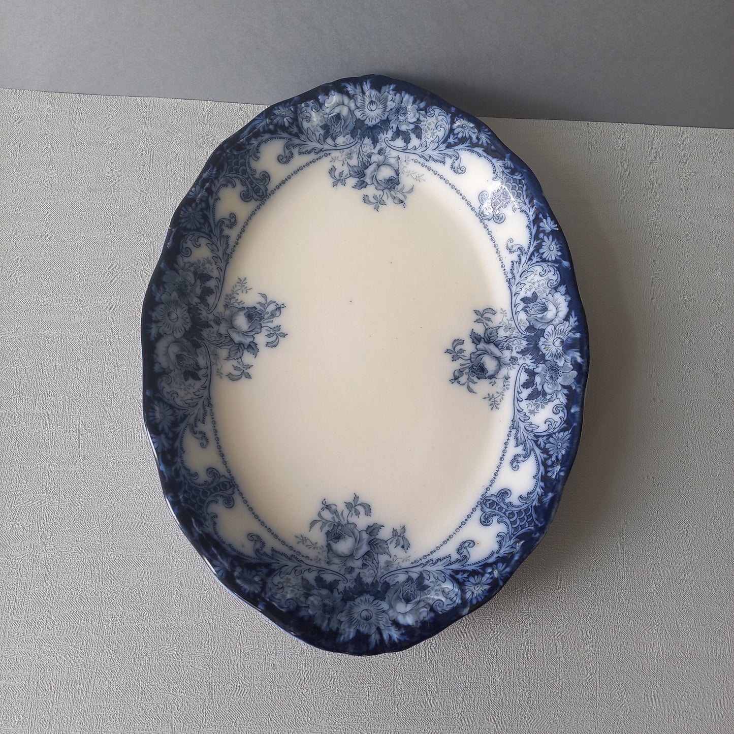 Assiette de service ovale en grès ancien à motif floral bleu, plat de service ancien