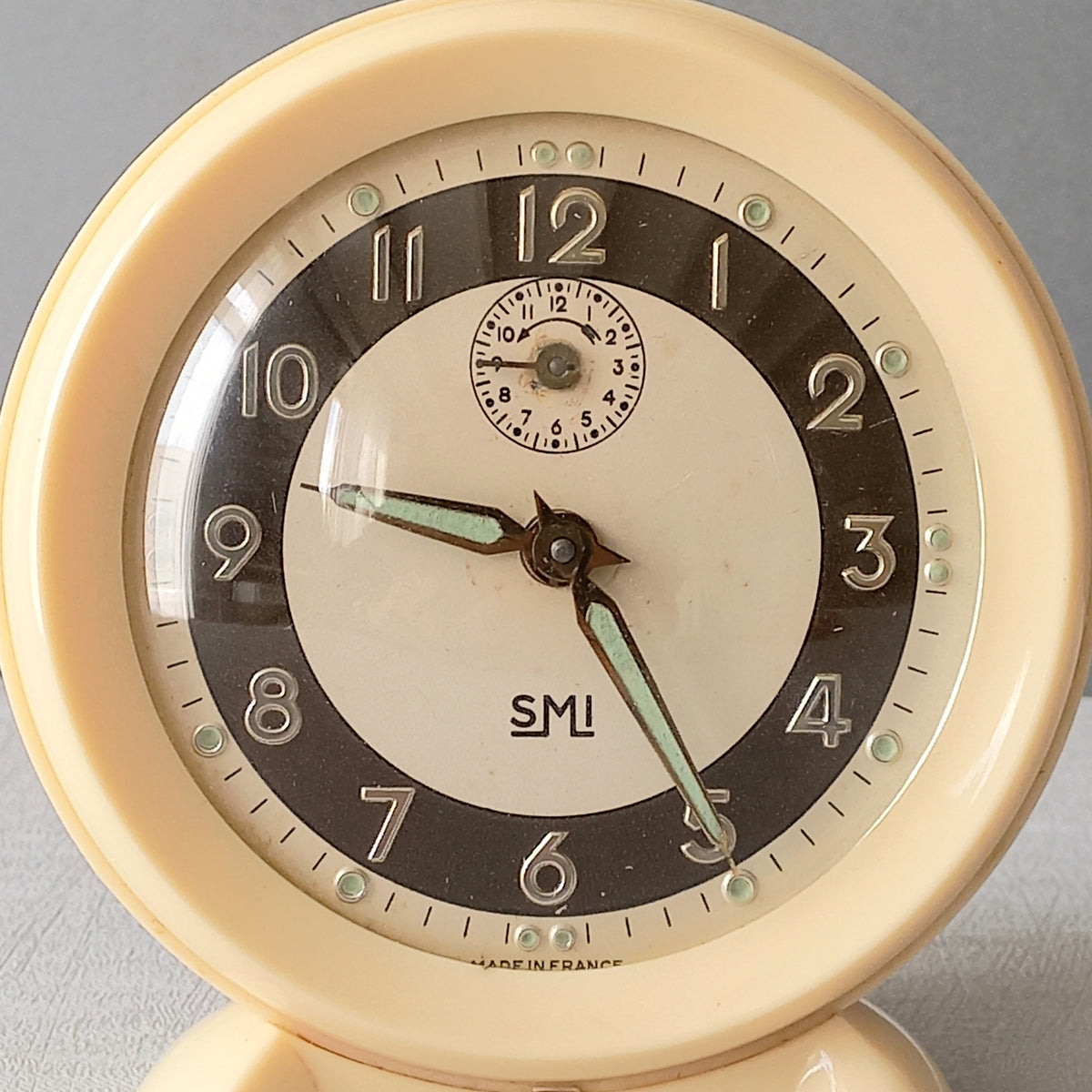 Réveil vintage crème français par SMI, horloge mécanique art déco