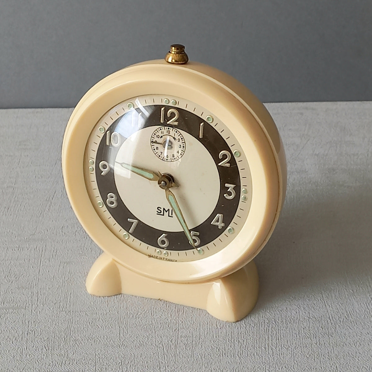 Réveil vintage crème français par SMI, horloge mécanique art déco