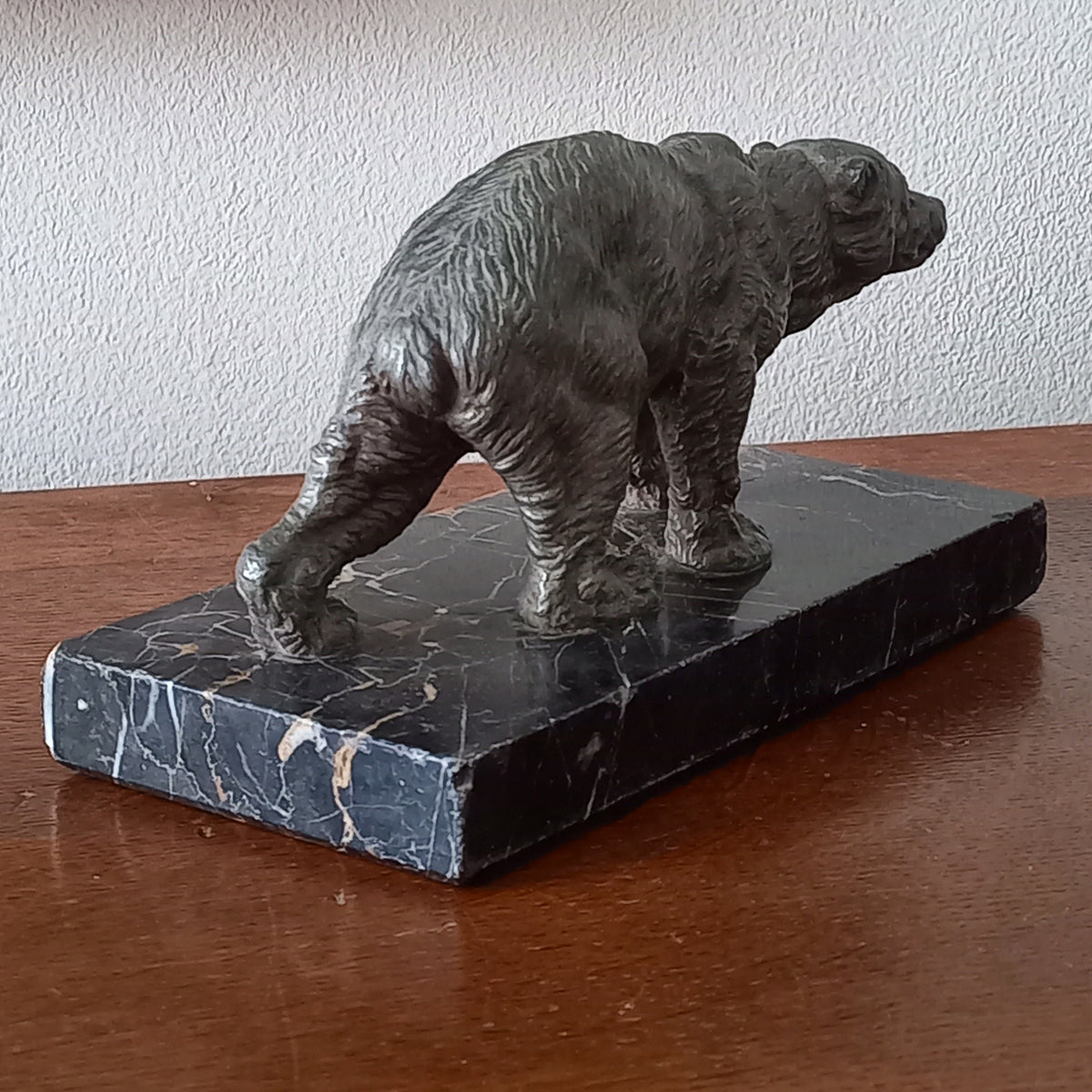 Original and stunning French art deco bear desk ornament with a detailed metal bear attached to a decorative marble base, a heavy piece which will look great on a desk, shelve, table on mantelpiece.