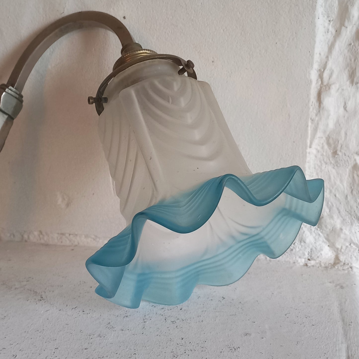 Applique ancienne avec abat-jour en verre dépoli tulipe blanc et bleu, luminaire ancien de France,